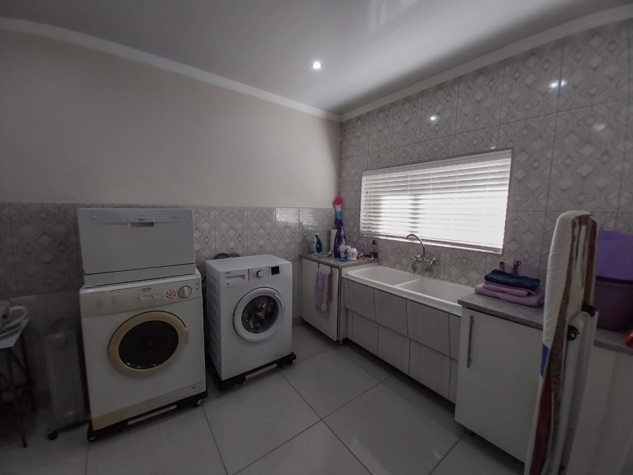 5 Bedroom Property for Sale in Meerhof North West